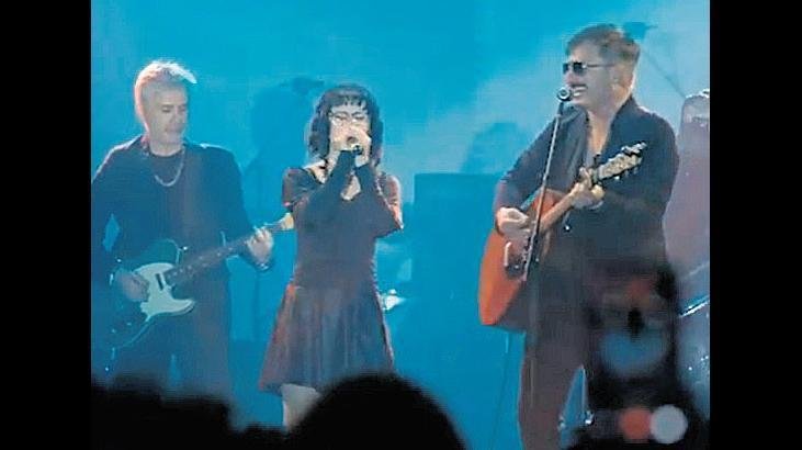 Ece, Redd ile sahneyi paylaştı