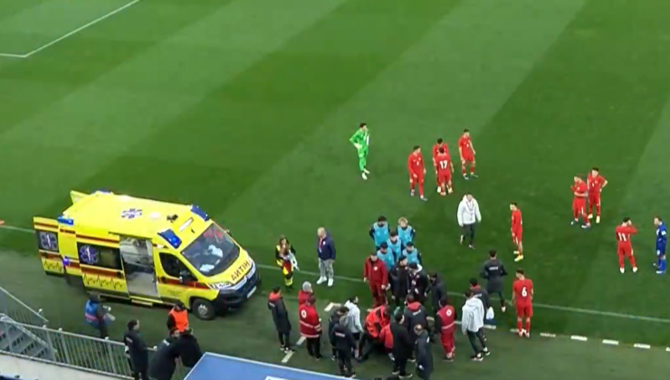 Egemen Korkmaz yürekleri ağza getirdi! Bir anda yere yığıldı, sahaya ambulans girdi