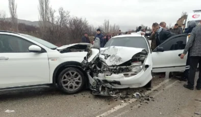 Elazığ'da iki otomobil çarpıştı: 9 kişi yaralandı!