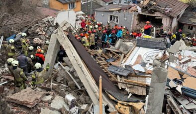 İstanbul Fatih'te bitişik 2 bina çöktü: Enkaz altında kalan 9 kişi kurtarıldı!