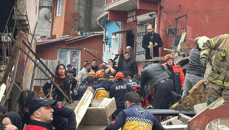 Son dakika… İstanbul Fatih'te iki bina çöktü: Kurtarma çalışmaları sürüyor