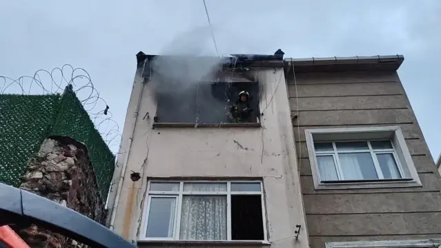 İstanbul'da 3 katlı binada yangın çıktı: 1 ölü, 7 yaralı