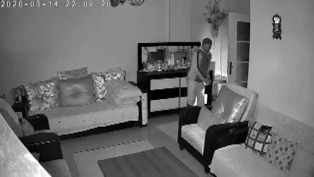 Evine giren hırsızın aklını aldı! O anlar saniye saniye kamerada