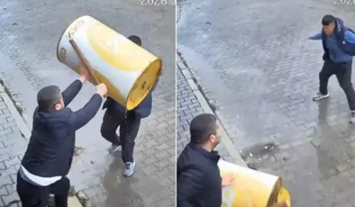 O anlar kamerada: Tekel bayisinde taşlı sopalı kavga!