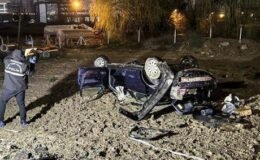 Feci kaza! Bariyer ve direğe çarpan otomobilin sürücüsü kurtarılamadı