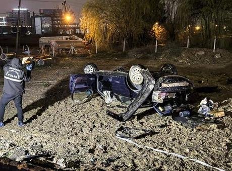 Feci kaza! Bariyer ve direğe çarpan otomobilin sürücüsü kurtarılamadı