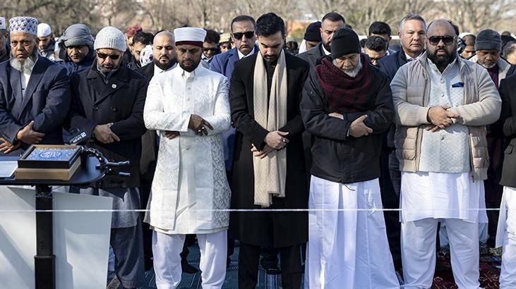 Görevdeki ilk bayram namazını kılan Mamdani'den dikkat çeken mesaj