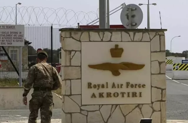 Güney Kıbrıs'a bulunan İngiliz üslerindeki ailelerin zorunlu tahliye süreci uzatıldı