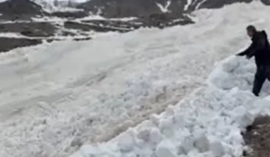 Hakkari'de çığ düşme anı görüntülendi