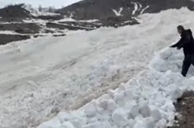 Hakkari'de çığ düşme anı görüntülendi