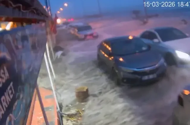 Hatay'da kuvvetli fırtınayla deniz taştı, iş yerleri zarar gördü