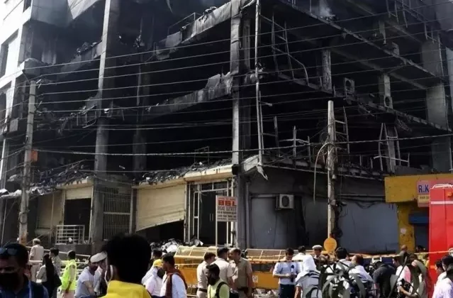 Hindistan'da çok katlı binada çıkan yangında 7 kişi öldü