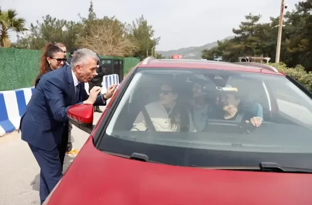 İlçeye bir günde 25 bin araç giriş yaptı, gelenleri kaymakam karşıladı
