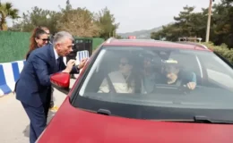 İlçeye bir günde 25 bin araç giriş yaptı, gelenleri kaymakam karşıladı