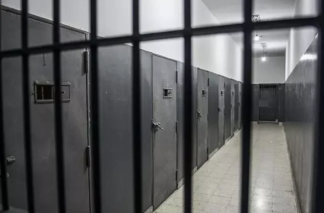 İsrail, hapishanelerdeki Filistinli esirlerin koğuşlarına eşzamanlı baskın yaptı