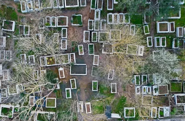 Arnavutköy'de mezarlık sular altında kaldı