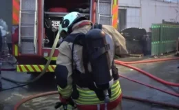 Fabrikadaki yangına müdahale eden itfaiye eri darbedildi