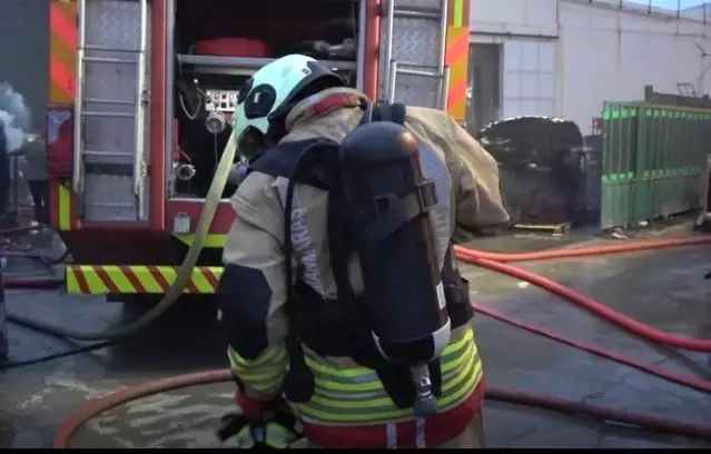 Fabrikadaki yangına müdahale eden itfaiye eri darbedildi