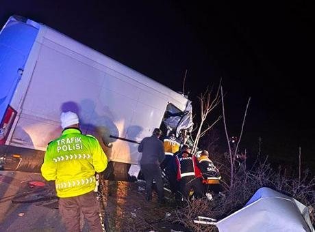 Kamyonet TIR’a arkadan çarptı: 2 ölü, 1 yaralı