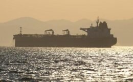 Katar açıklarındaki gemiye saldırı şüphesi! 'Bilinmeyen cisim isabet etti'