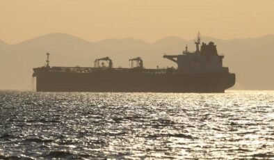 Katar açıklarındaki gemiye saldırı şüphesi! 'Bilinmeyen cisim isabet etti'