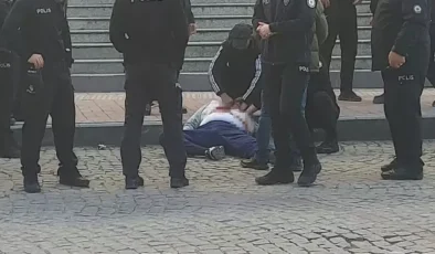 İstismarla suçladığı şahsı duruşma çıkışında kalbinden bıçaklayarak öldürdü