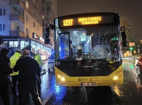Kırmızı ışıkta yolun karşısına geçen yayaya İETT otobüsü çarptı