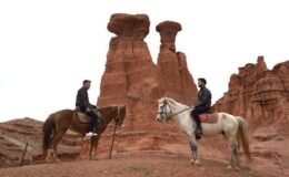 Kırmızı Periler Diyarı'nda atlı safari büyülüyor! İşte 'gören bir daha unutmuyor' dedirten yer