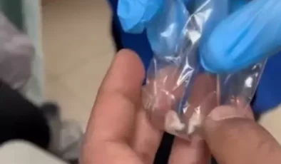 Kulağına gizlediği uyuşturucuyla yakalandı