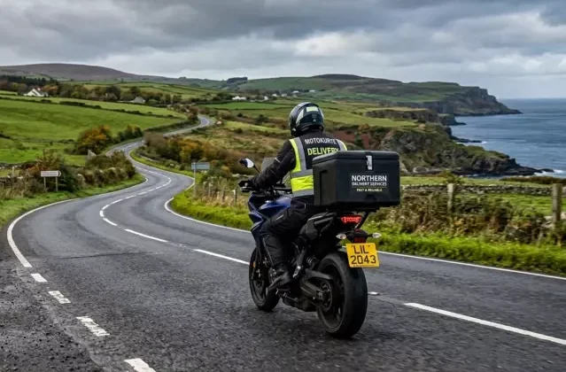 Kuzey İrlanda'da bir kurye, patlayıcı yerleştirilen aracı karakola sürmeye zorlandı
