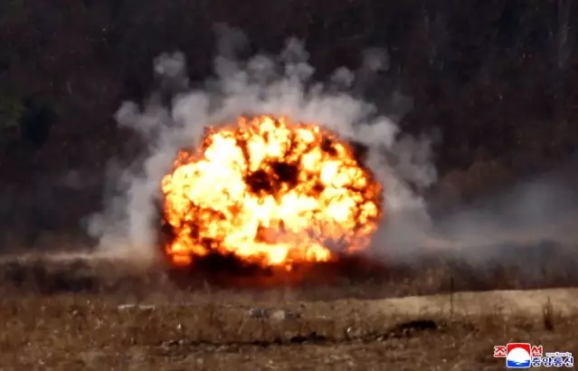 Savaş hazırlığı gibi hamle! Veliahtıyla birlikte tankın başına geçti