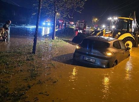 Manisa’da sağanak; araçlar yolda mahsur kaldı
