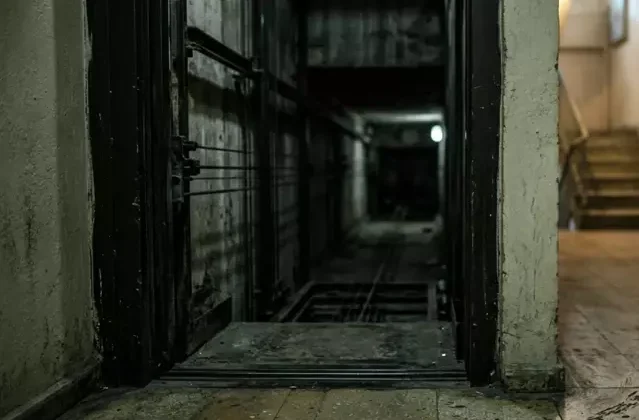 Mardin'de asansör boşluğuna düşen çocuk yaralandı