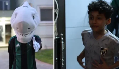 Maskotun altından çıkan kişiyi görünce heyecandan elleri titredi