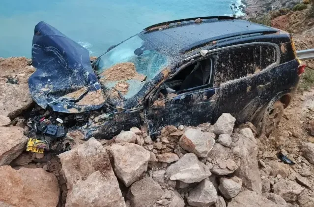 Heyelan otomobili böyle yuttu! Her şey 3 saniye sürdü