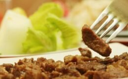 Mersin Belediyesi aşevinde skandal! Dağıtılan kavurmadan 'yarış atı çipi' çıktı