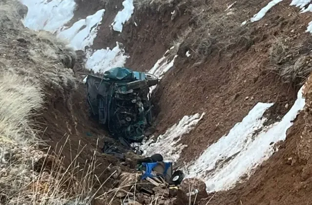 Gençlerin bulunduğu otomobil şarampole uçtu: Ölü ve yaralılar var