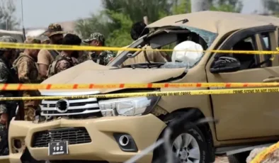 Pakistan'da polis aracında patlama: 7 ölü