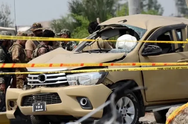 Pakistan'da polis aracında patlama: 7 ölü