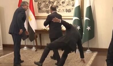 Pakistan Dışişleri Bakanı, mevkidaşını karşılarken bir anda yere yığıldı