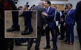 Trump Osmanlı padişahlarını mı taklit ediyor? Bakanlara ayakkabılarını veriyor, büyük numara olsa da giyiyorlar