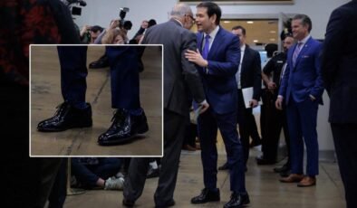 Trump Osmanlı padişahlarını mı taklit ediyor? Bakanlara ayakkabılarını veriyor, büyük numara olsa da giyiyorlar