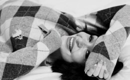 Sahnede Cesur Bir Anlatıcı, Kendisiyle Baş Başa Kaldığında Özgür Bir Ruh… Alya Şahinler