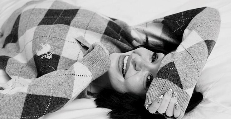 Sahnede Cesur Bir Anlatıcı, Kendisiyle Baş Başa Kaldığında Özgür Bir Ruh… Alya Şahinler