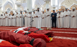 Şehitlerin ve bayrağın yerde ne işi var?