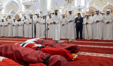 Şehitlerin ve bayrağın yerde ne işi var?