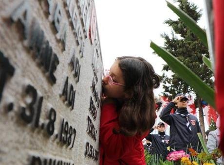 Şehitlikte duygusal anlar! 8 yaşındaki Elif, hiç görmediği şehit dayısını böyle sevdi