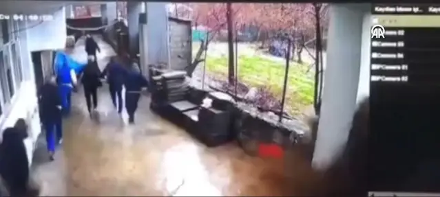 Şırnak'ta selden vatandaşların son anda kurtulmaları güvenlik kamerasınca kaydedildi