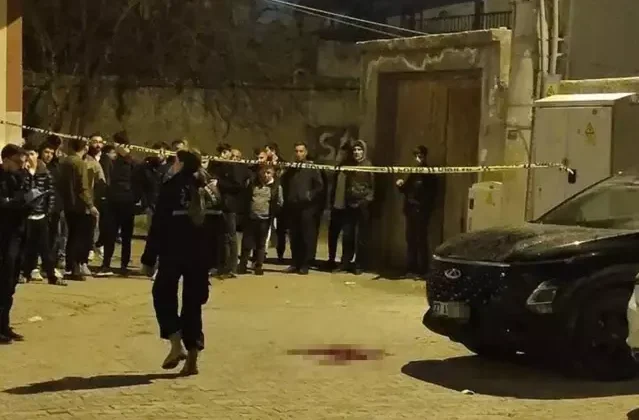 Sokakta yürürken tabanca ile başından vuruldu