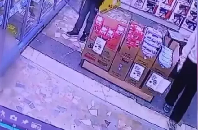 İki çocuğun marketten tereyağı çaldığı anlar kamerada